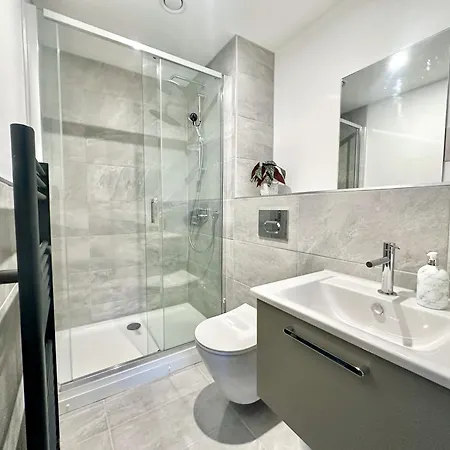 Luxury 2 Bedroom With Free Use Of Onsite Gym * York