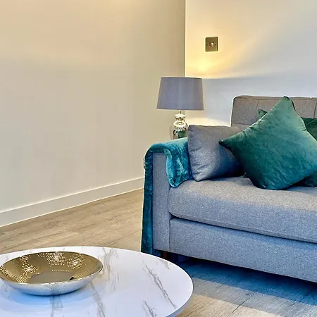 Luxury 2 Bedroom With Free Use Of Onsite Gym Apartment York