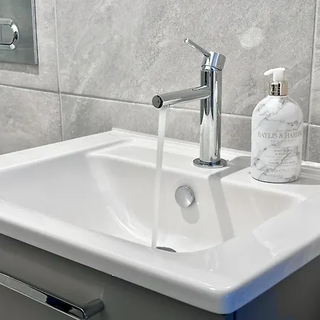 Luxury 2 Bedroom With Free Use Of Onsite Gym *